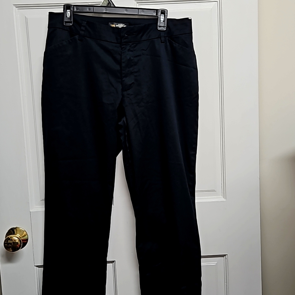 Lee brand women's size 12.Relaxed Fit Stright Led Mid rise wrinkle free